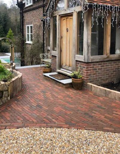 laurel-hill-gardens-bank-front-driveway-2