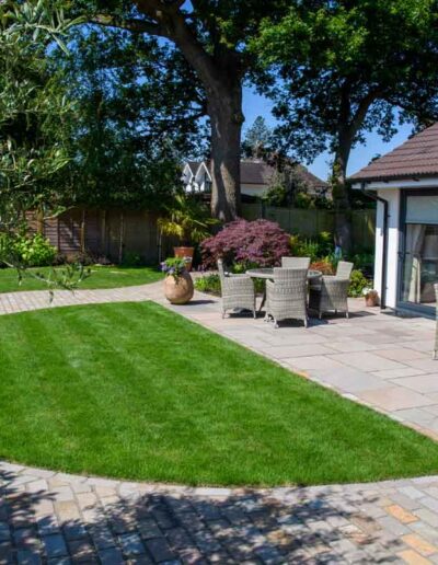 laurel-hill-gardens-wrap-around-garden-grass-area