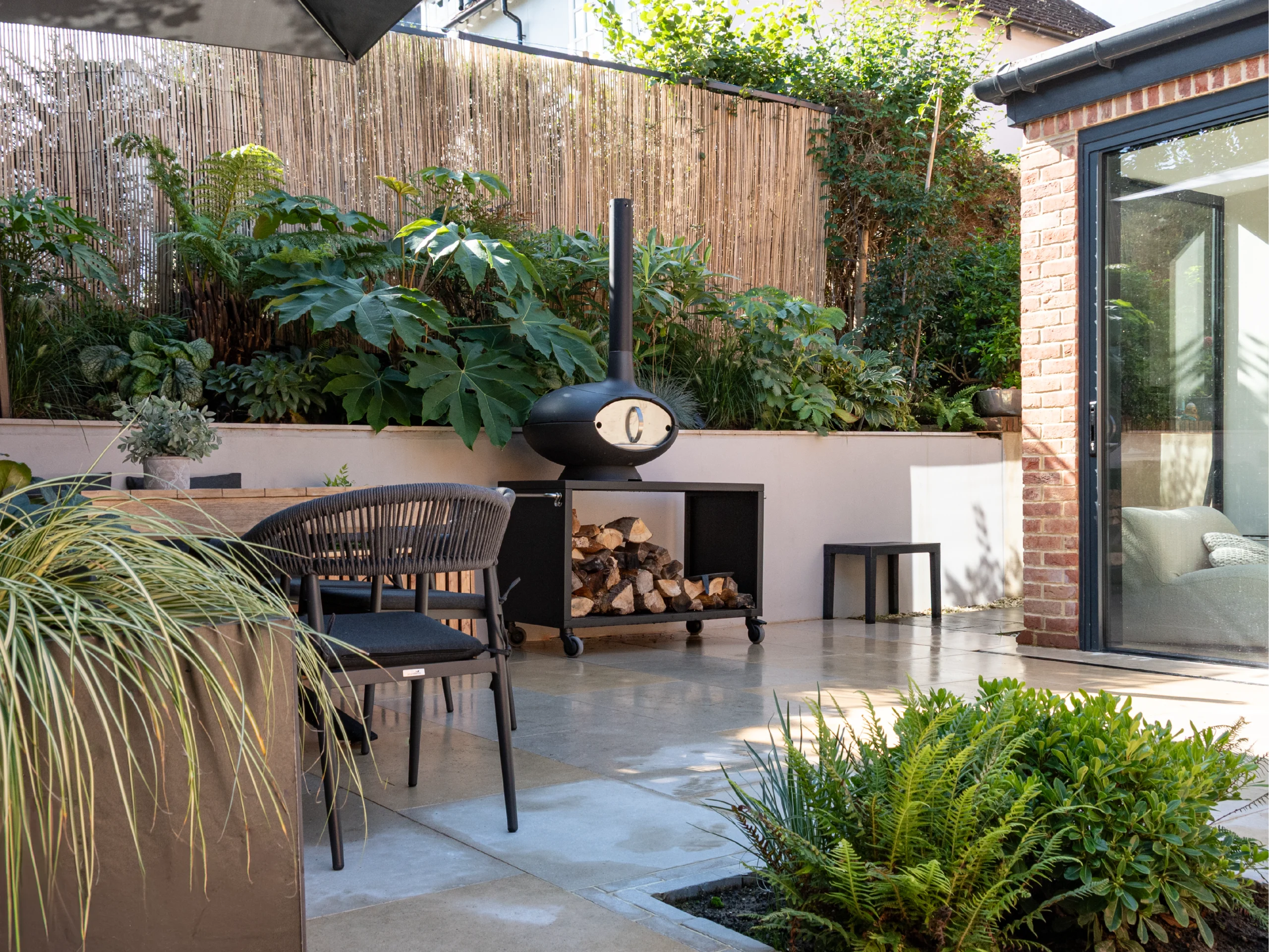laurel-hill-gardens-contemporary-courtyard-garden-surrey-hills-01