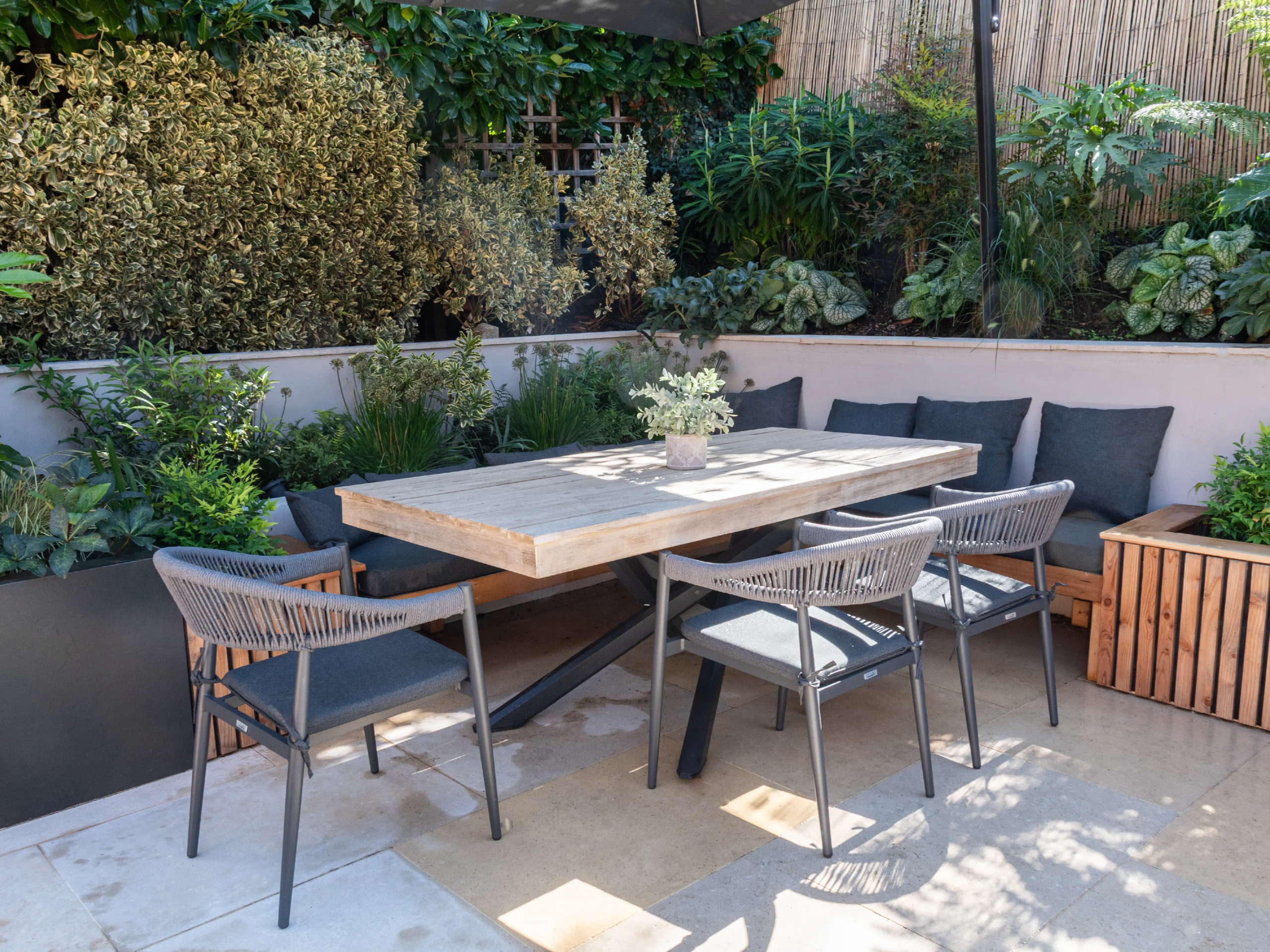 laurel-hill-gardens-contemporary-courtyard-garden-surrey-hills-02