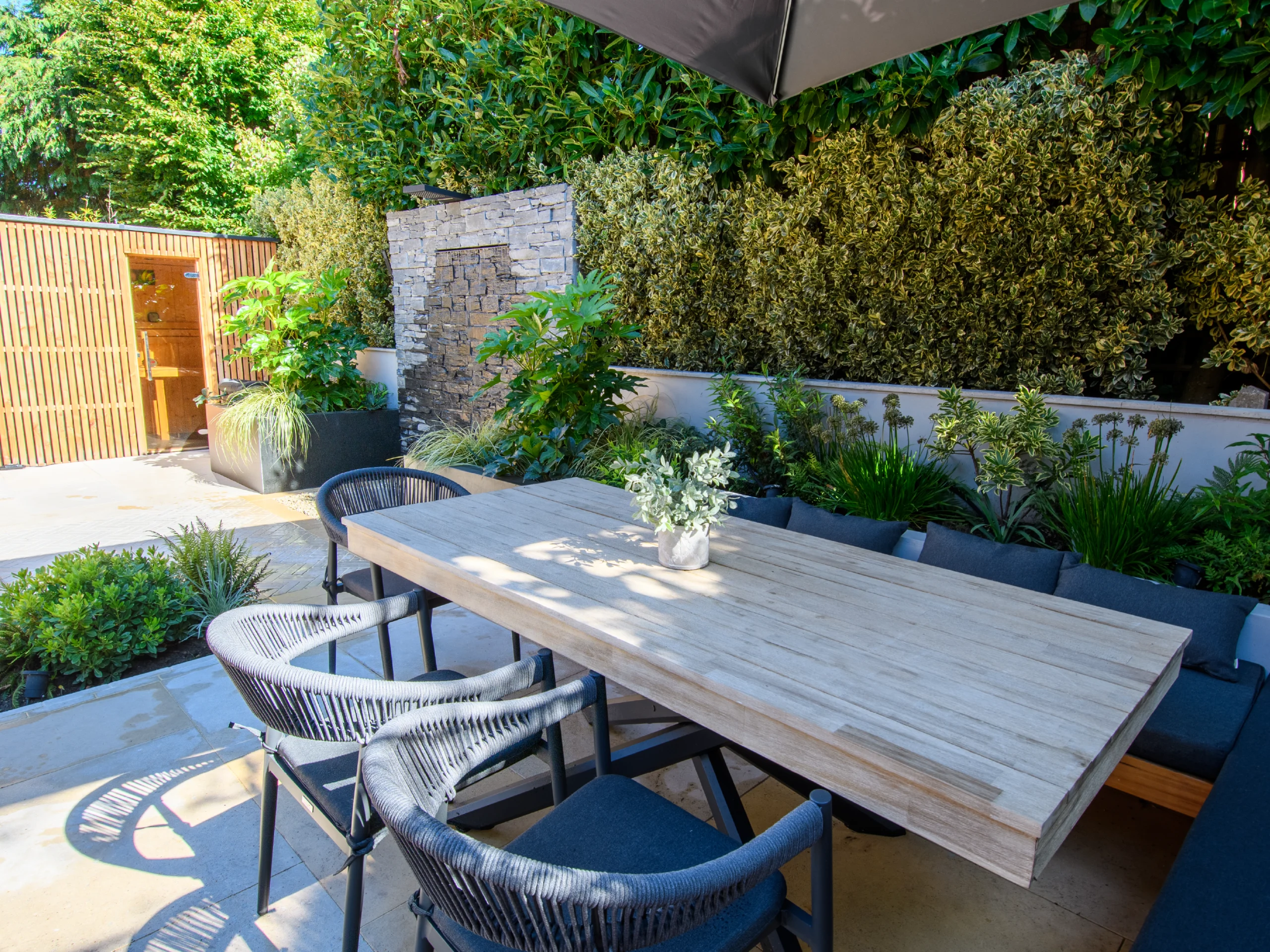 laurel-hill-gardens-contemporary-courtyard-garden-surrey-hills-03