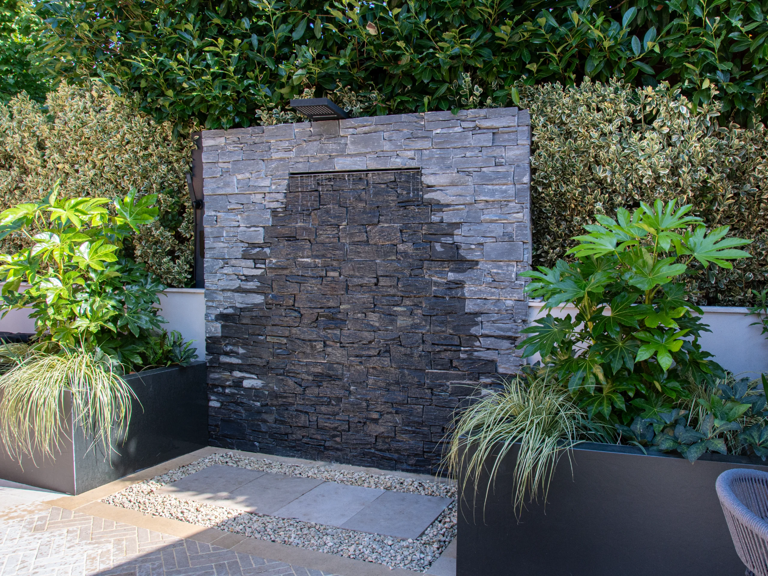 laurel-hill-gardens-contemporary-courtyard-garden-surrey-hills-07