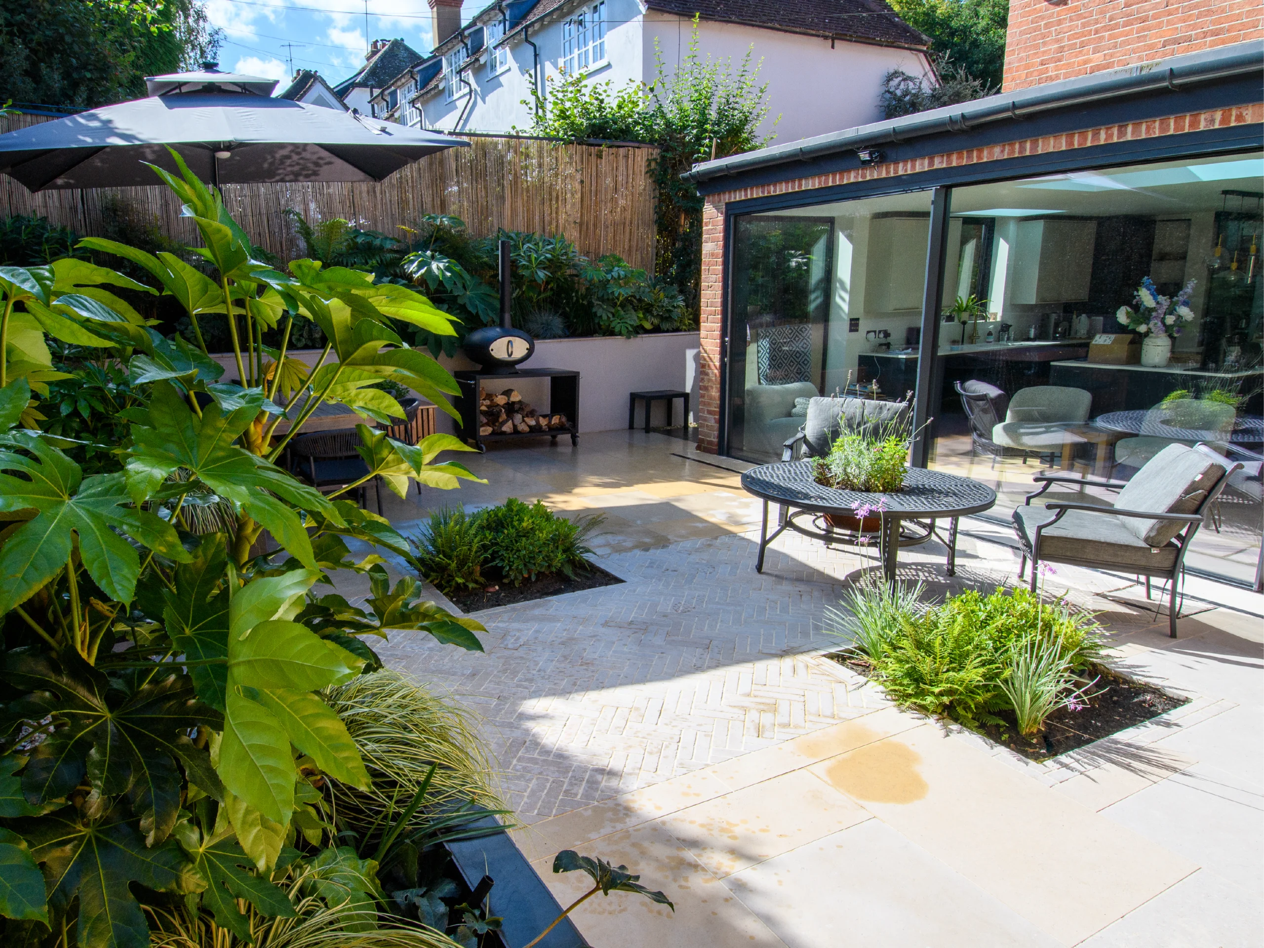 laurel-hill-gardens-contemporary-courtyard-garden-surrey-hills-08
