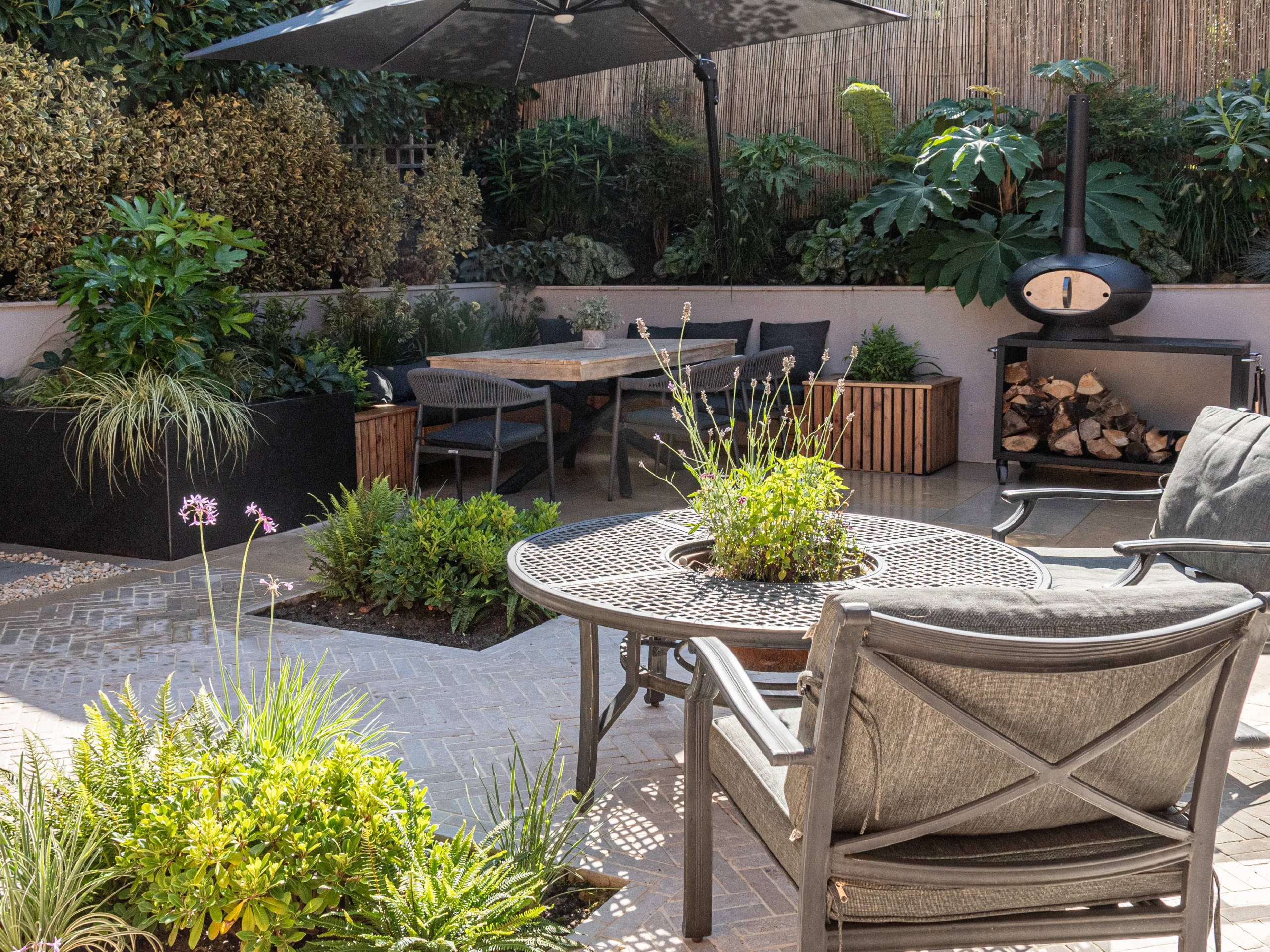 laurel-hill-gardens-contemporary-courtyard-garden-surrey-hills-09