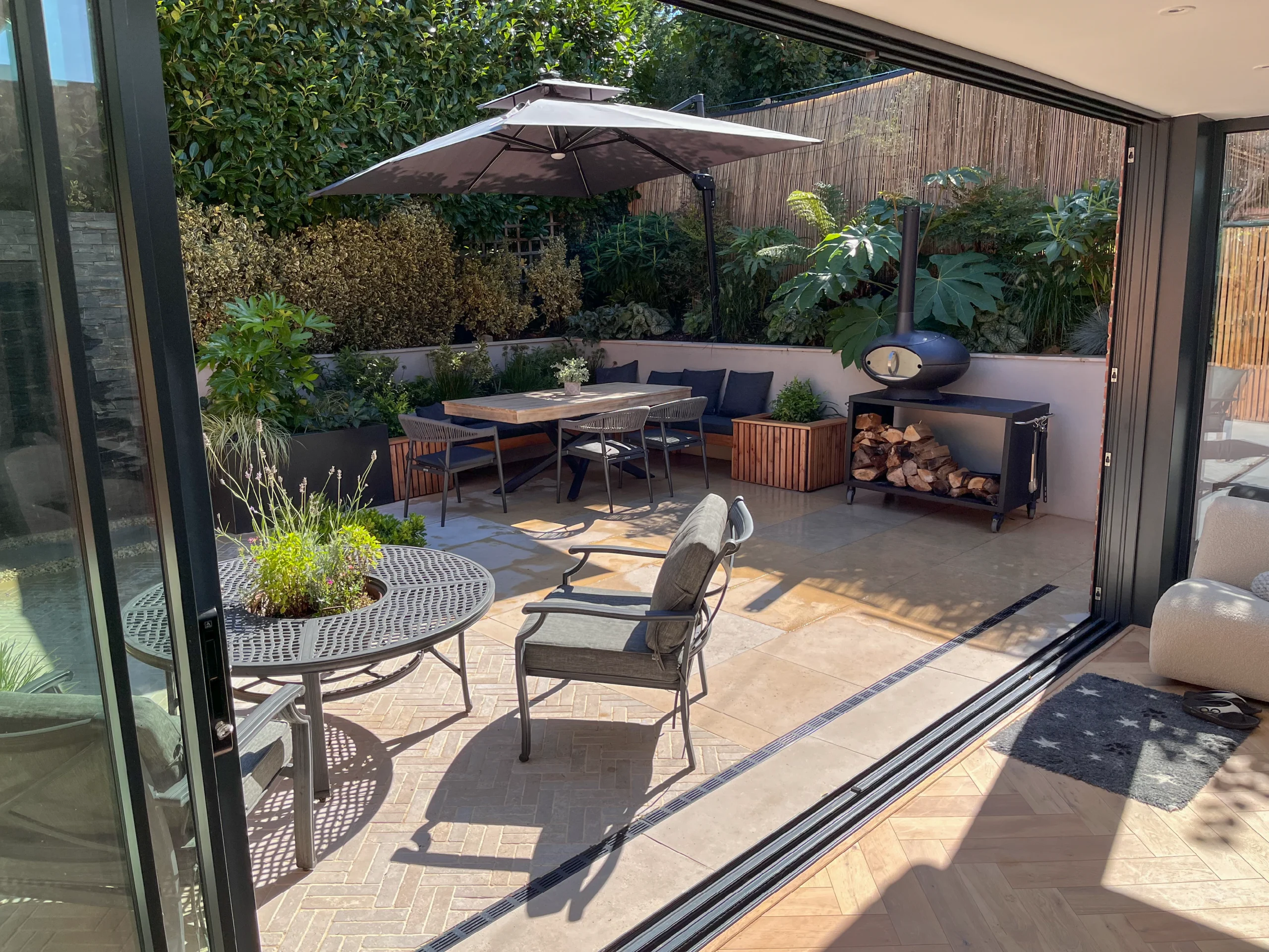 laurel-hill-gardens-contemporary-courtyard-garden-surrey-hills-10