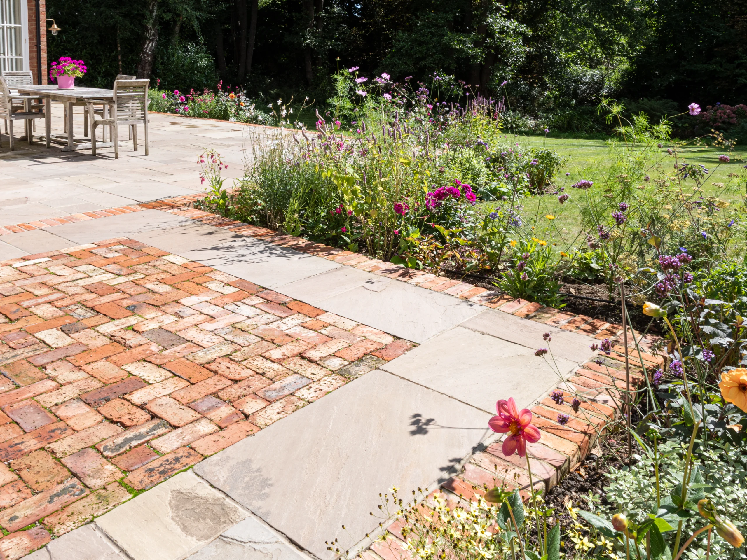laurel-hill-gardens-red-cottage-shere-after-03